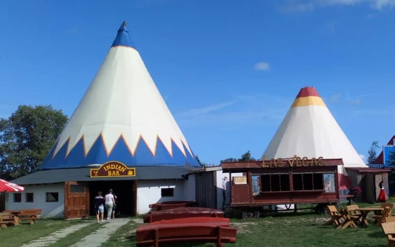 Park Rozrywki Dziki Zachód w Zieleniewo – wioska indiańska i tipi