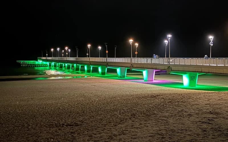 Molo w Kołobrzegu nocą – iluminacja i spacer nad morzem