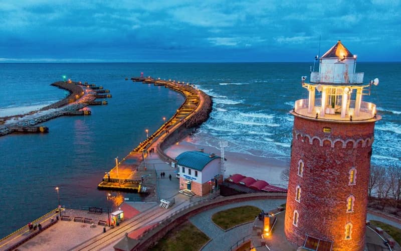 Port morski w Kołobrzegu – latarnia, falochrony i wejście do portu