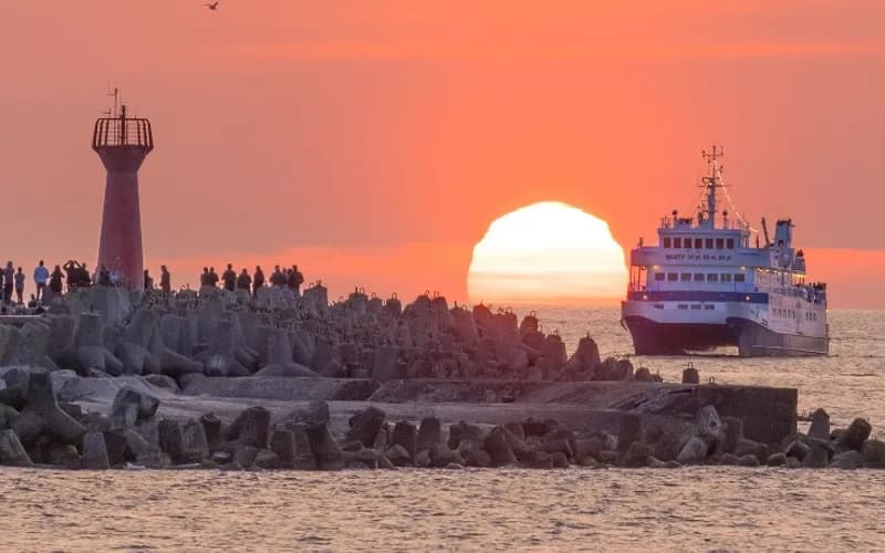 Rejs statkiem na zachód słońca w Kołobrzegu – statek, zachód słońca i widok na port